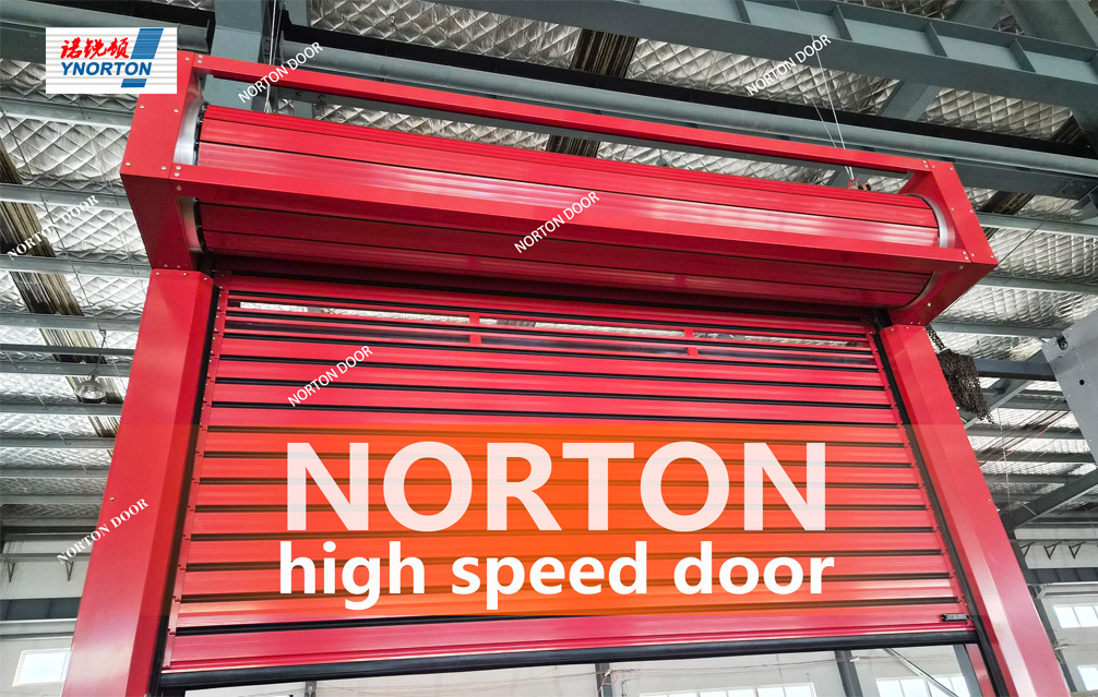 இந்த கிடங்கு செயல்திறனை மேம்படுத்த அதிவேக கதவுகளைப் பயன்படுத்துகிறது.